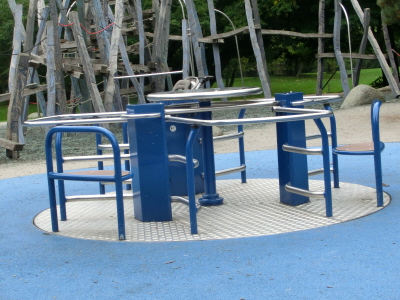 Spielplatz Weissenseepark Karussell auch für Rollstuhlfahrer