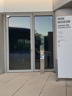 BMW-Welt: electric door opener at the entrance for wheelchair drivers