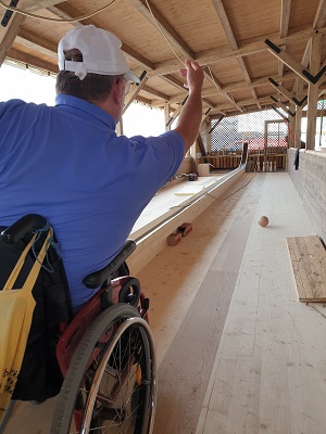 Oide Wiesn: Wheelchair user at the bowling alley