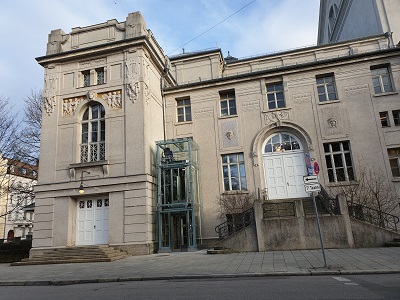 Prinzregententheater: elevator to side entrance