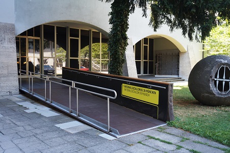 Stadtmuseum: Rampe zur Daueraustellung Nationalsozialismus in München