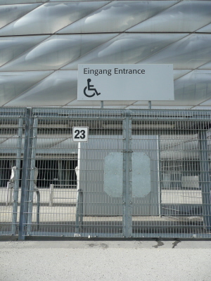 Allianz Arena: Eingang für Rollstuhlfahrer