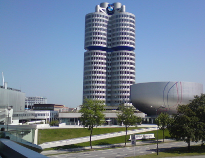 BMW-Museum von außen mit Rampe zum Eingang