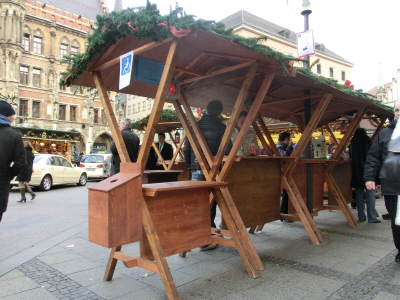 Christkindlmarkt: Würstlstand mit niedrigem Tisch