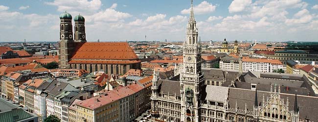 Ein Blick über München - mit Dom  und Rathaus (Werner O. Hausmann)