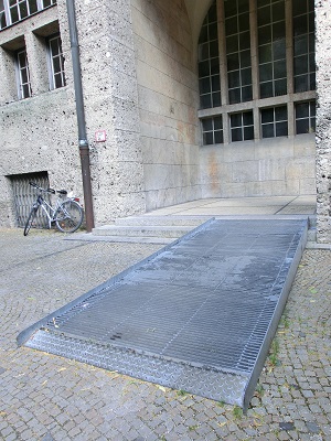 University entrance Amalienstraße with ramp