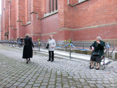 Mariahilfkirche: entrance with ramp mariahilfkirche rampe.klein
