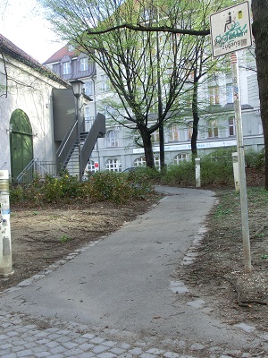 Marionettentheater: ramp to the entrance for wheelchair users marionettentheater eingang mit rampe.klein