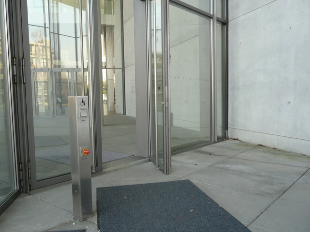 Pinakothek der Moderne: Eingang mit elektrischem Türöffner