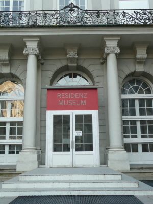 Residence museum: entrance with steps