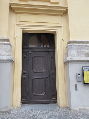 Theatinerkirche: rechter Eingang, Tür geschlossen