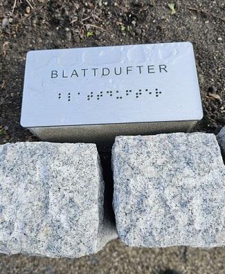 Spielplatz, Tast- und Duftgarten im Westpark: tastbare Beschriftung der Planzenarten